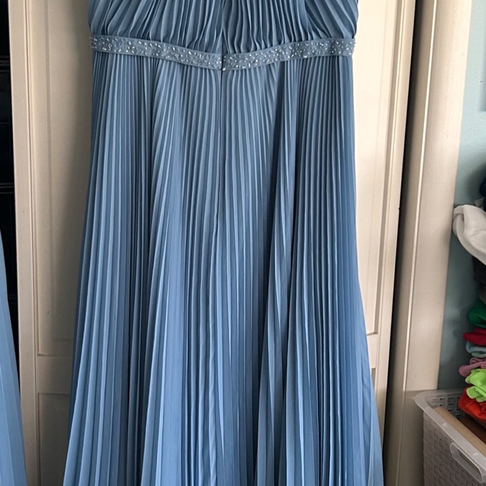 Formal Dress - Picture 4 of 6